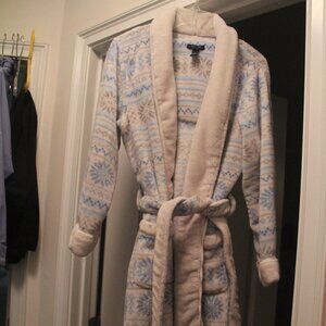 Robe, off white and light blue. Size Medium. Chaps brand. Used but good.